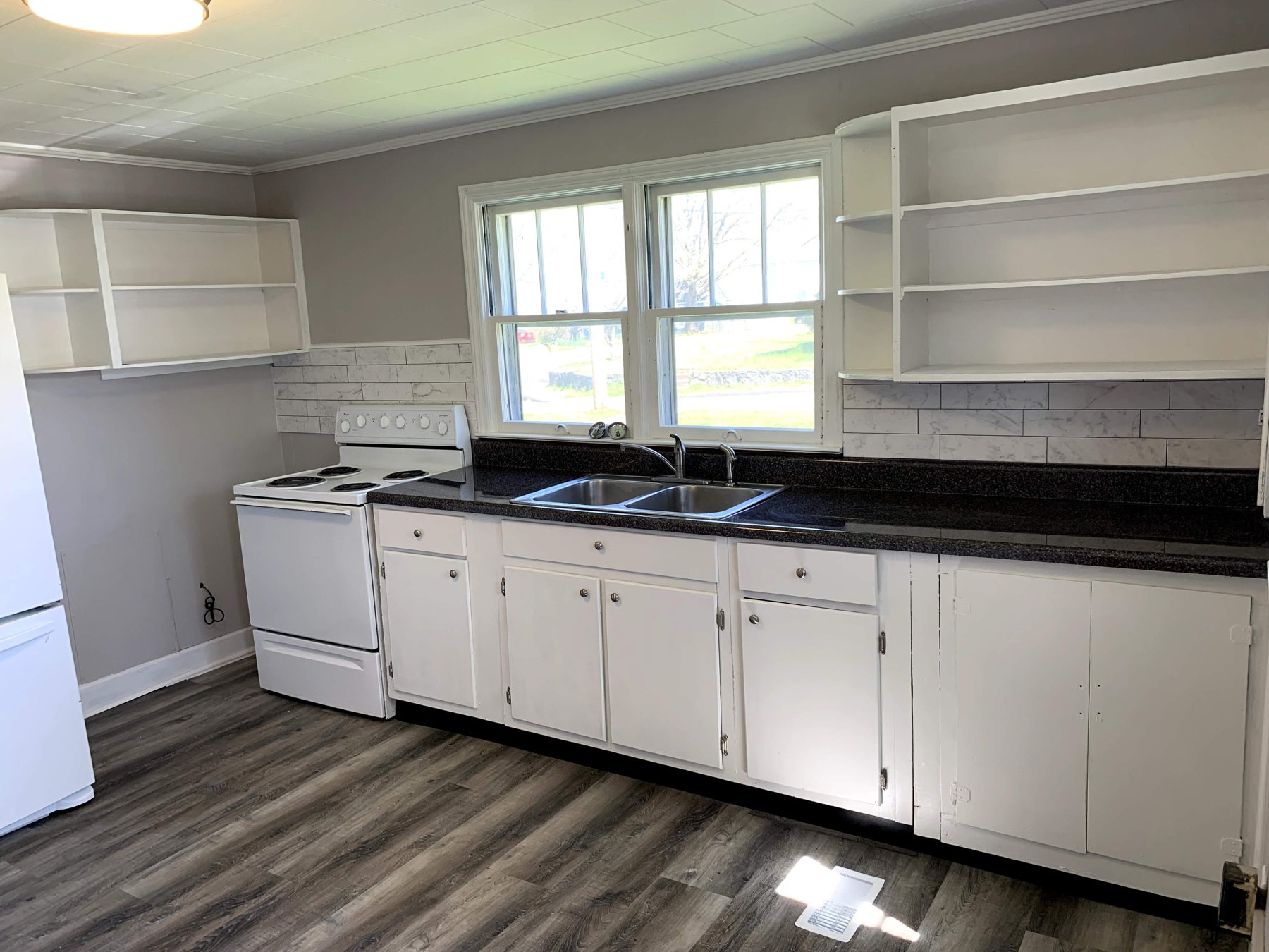 Finished kitchen with tile backsplash